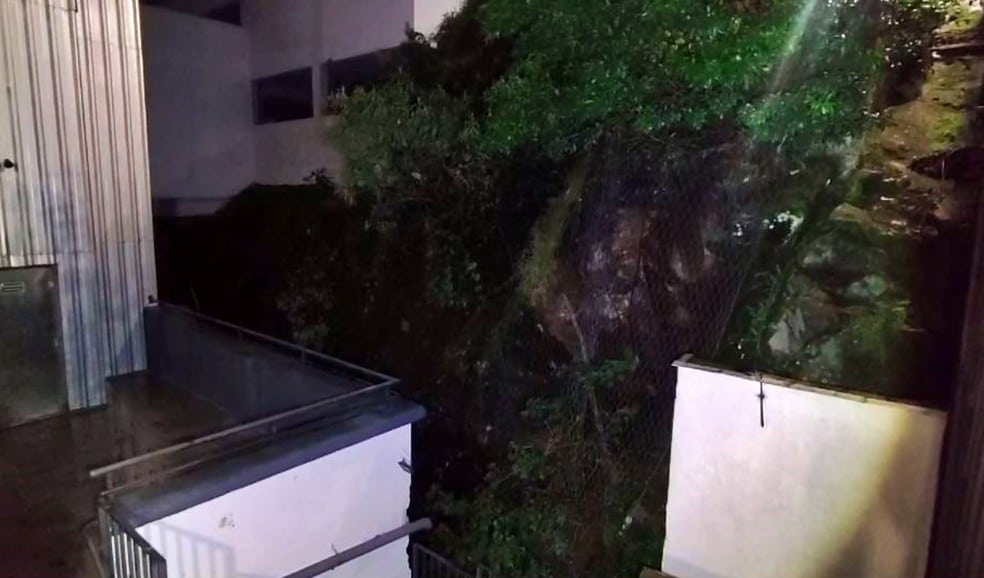 Deslizamento de pedra assusta vereadores e interrompe sessão da Câmara em Poços de Caldas, MG — Foto: Marcos Corrêa