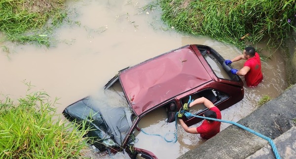 Mulher morre ao cair em córrego após perder controle do carro na Dutra em Jacareí, SP — Foto: Divulgação/Corpo de Bombeiros