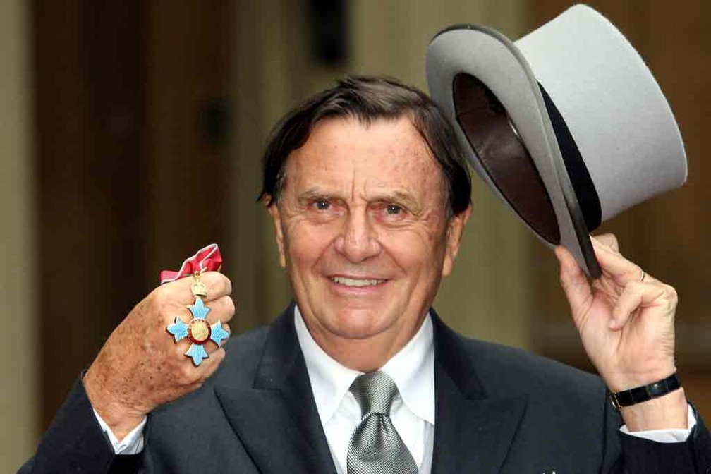 Barry Humphries após receber a medalha da Ordem do Império Britânico da Rainha Elizabeth II, em 2007 — Foto: Steve Parsons/Pool Photo via AP/Arquivo