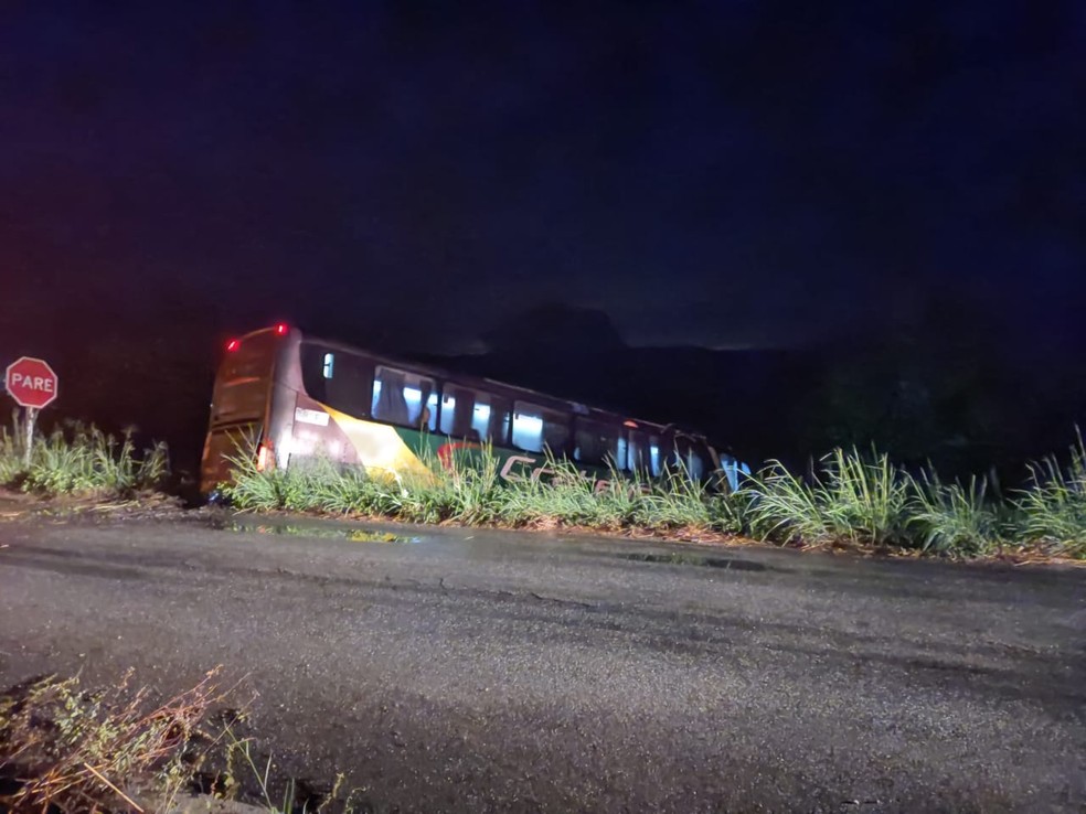 Ônibus que Brisa Star, os pais e os integrantes da banda estavam saiu da pista no quilômetro 428 da rodovia, na noite deste domingo (25). — Foto: Reprodução