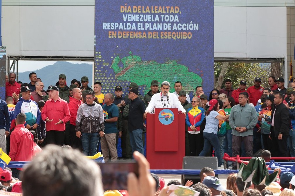 O presidente da Venezuela, Nicolás Maduro, fala durante ato público diante de mapa do país englobando região de Essequibo, em 8 de dezembro de 2023. — Foto: Divulgação/ presidência Venezuela