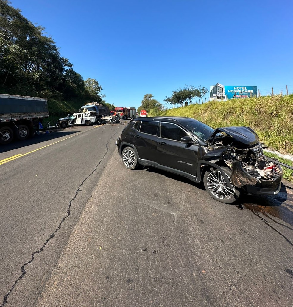 Acidente entre carreta e quatro carros deixa 11 feridos na BR-163, em Marechal Cândido Rondon  — Foto: Consamu 