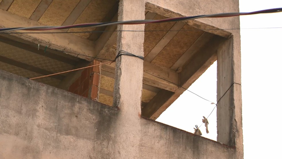 Janela de onde bebê teria caído — Foto: Reprodução/TV Gazeta