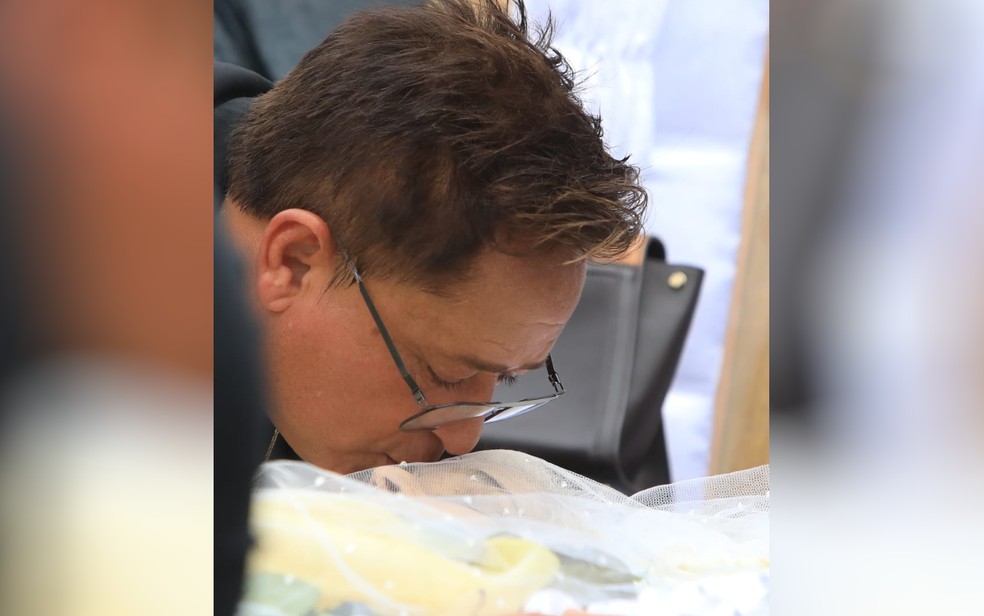 Leonardo beija a testa da mãe durante sepultamento em Goiânia - Goiás  — Foto: Weimer Carvalho/O Popular