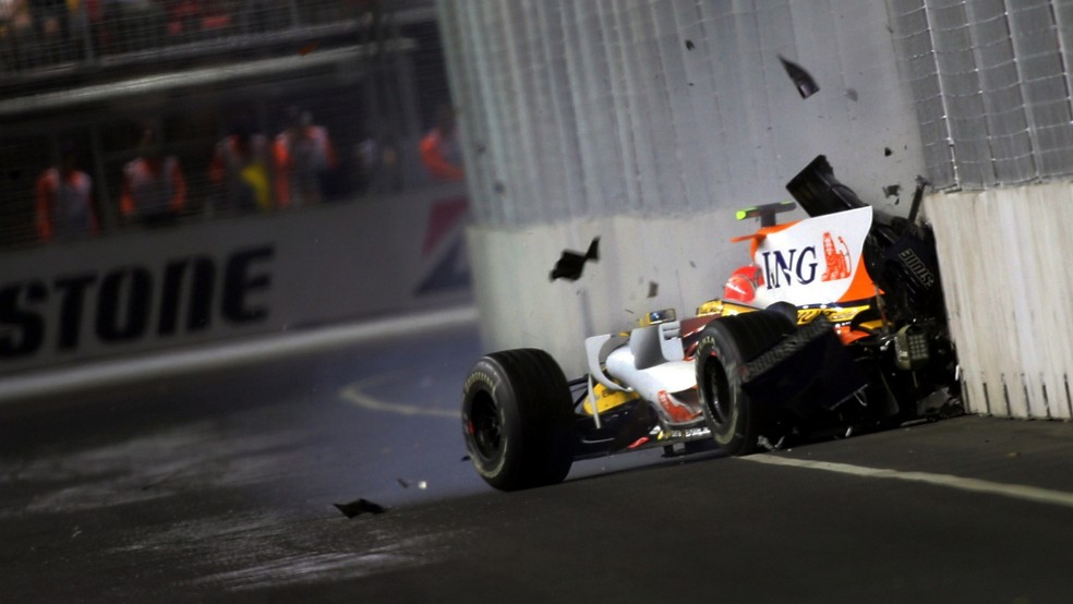 Nelson Piquet Jr, piloto da Renault na F1 em 2008, bate no GP de Singapura — Foto: Divulgação/F1