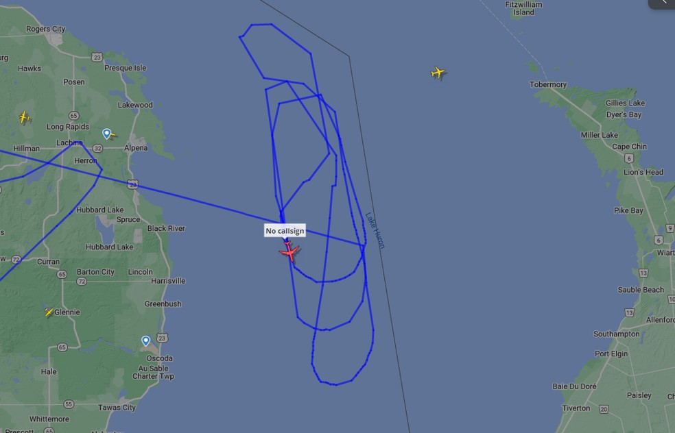 Gráfico do FlightRadar24 mostra trajetória de avião da Força Aérea dos EUA sobre o Lago Huron, na fronteira com o Canadá — Foto: Reprodução/FlighRadar24