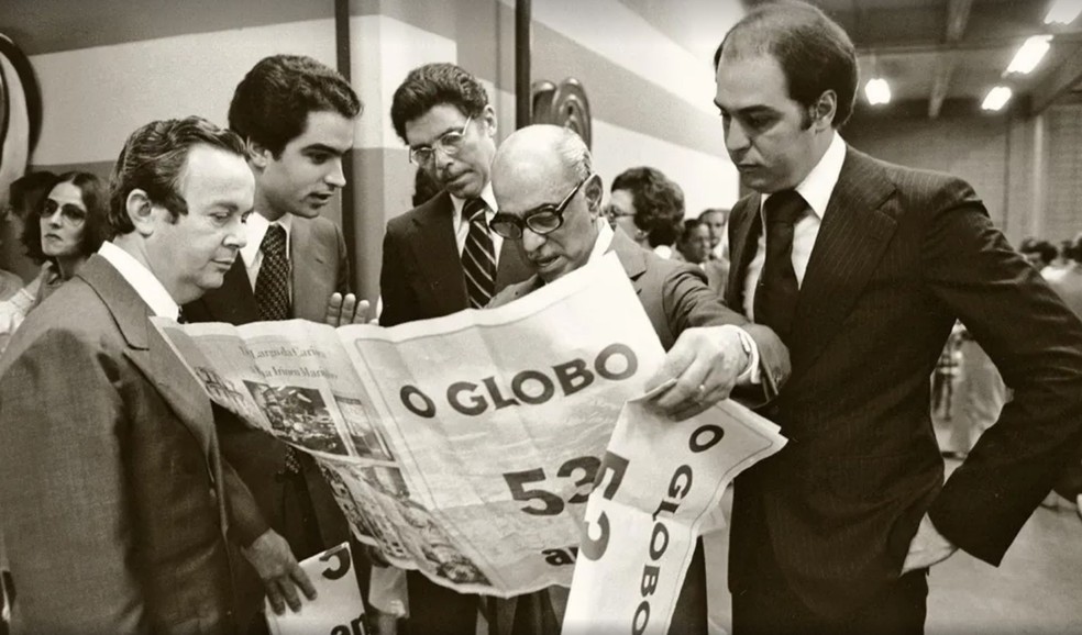 Aniversário de 53 anos do jornal O Globo, em 28/07/1978. Da esquerda para a direita: Mauro Salles, João Roberto Marinho, Evandro Carlos de Andrade, Roberto Marinho e Roberto Irineu Marinho — Foto: Eurico Dantas/Agência O Globo