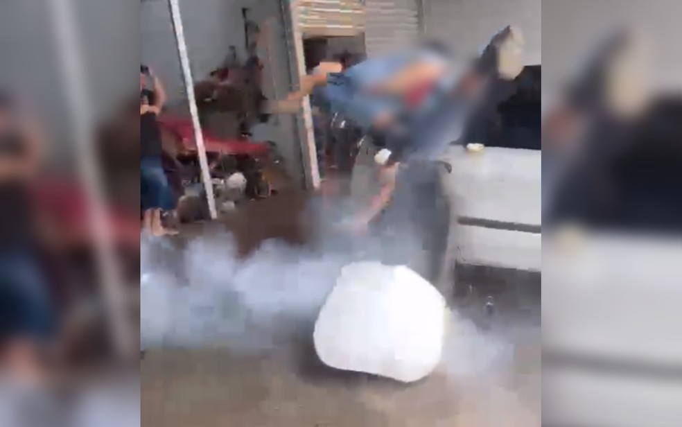 Jovem 'voa' e tem calça rasgada após acionar airbag de carro de propósito — Foto: Arquivo pessoal/Rodrigo Cândido