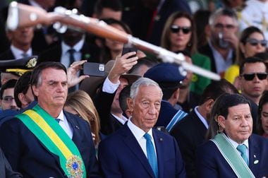 Bolsonaro, o presidente de Portugal, Marcelo Rebelo de Sousa, e o vice-presidente Mourão, durante o desfile cívico-militar em Brasília, no dia 7 de Setembro de 2022, que acabou em comício