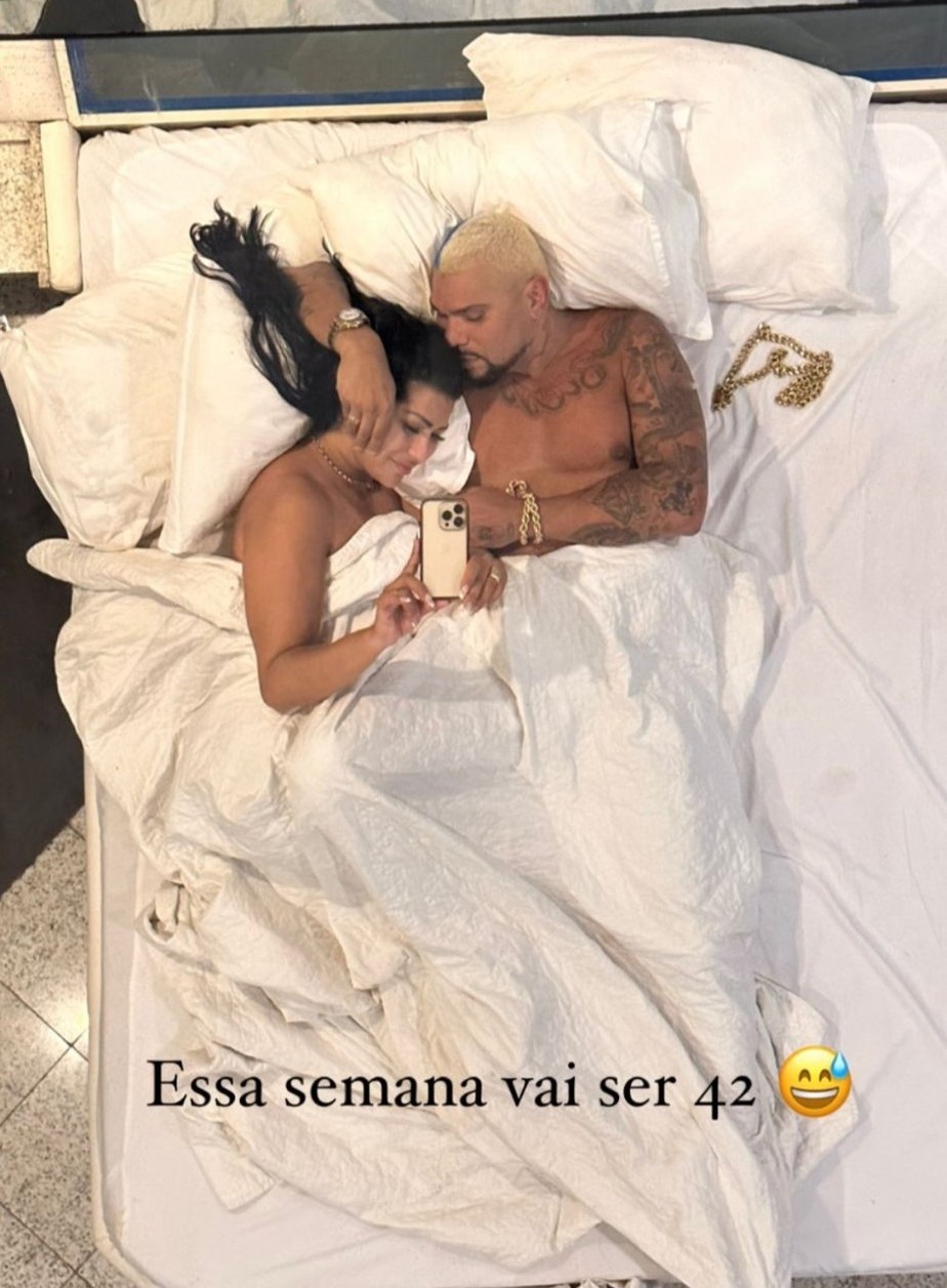 Moranguinho posa na cama Naldo e cita recorde de sexo do casal