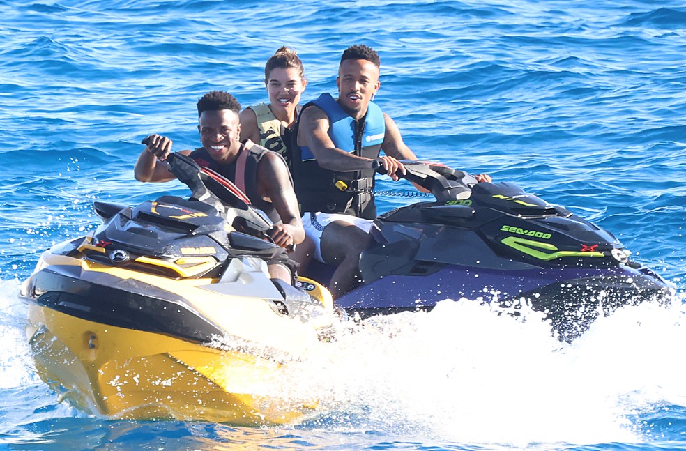 Vini Jr e Éder Militão com mulher na garupa de moto aquática — Foto: The Grosby Group