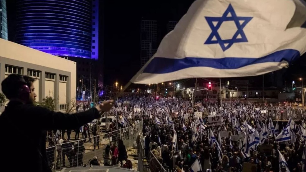 Estimadas 200 mil pessoas protestaram em Tel Aviv e mais 300 mil em outras cidades israelenses, contra reforma judicial. — Foto: Getty Images via BBC