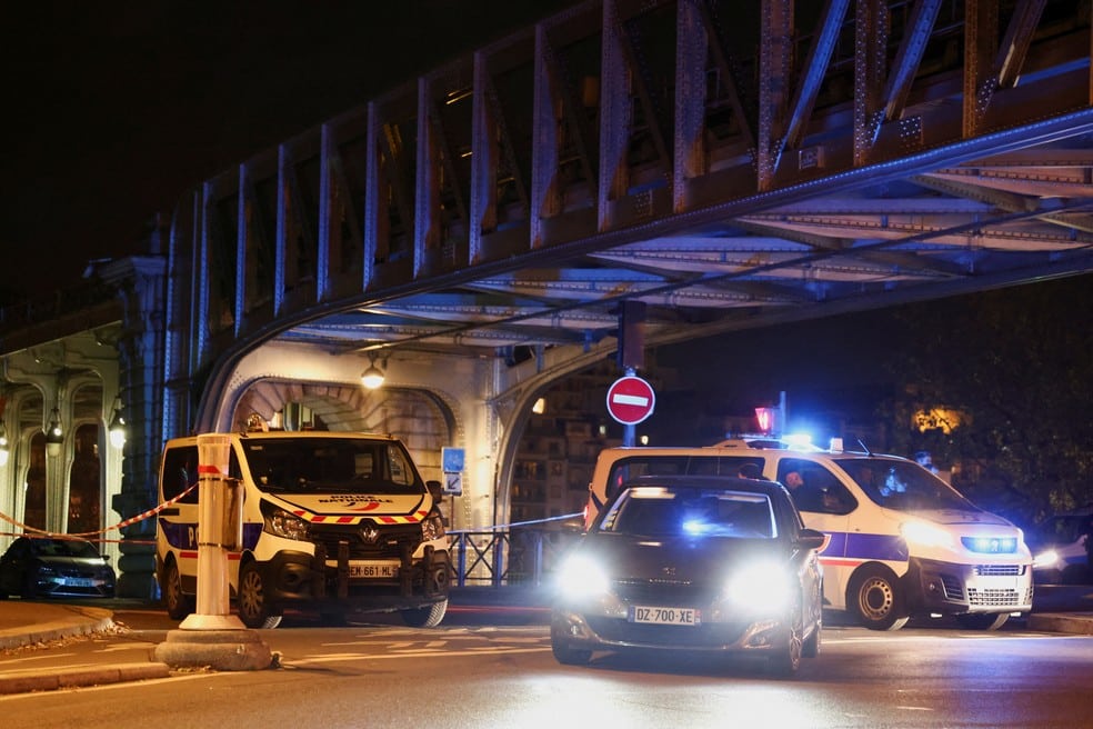 Polícia francesa reforça segurança em região do centro de Paris onde agressor atacou pedestres na noite deste sábado (2), — Foto: REUTERS/Stephanie Lecocq