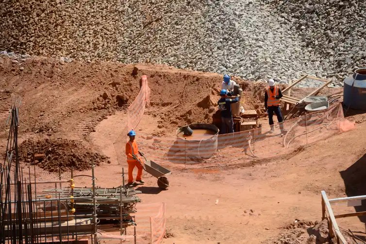 Trabalhadores na obra do muro de contenção construído para eventual rompimento da Barragem B3/B4 em Nova Lima, região metropolitana de Belo Horizonte.