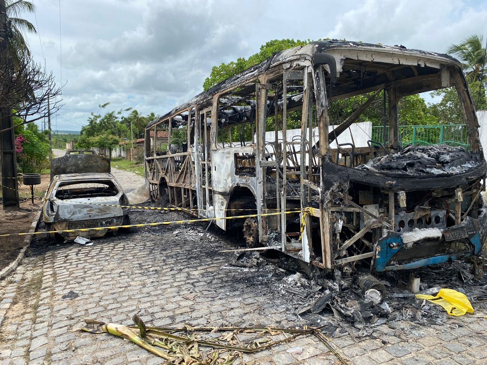 Em Macaíba, ônibus escolar e carro ficaram destruídos após criminosos colocarem fogo  — Foto: Pedro Trindade/Inter TV Cabugi