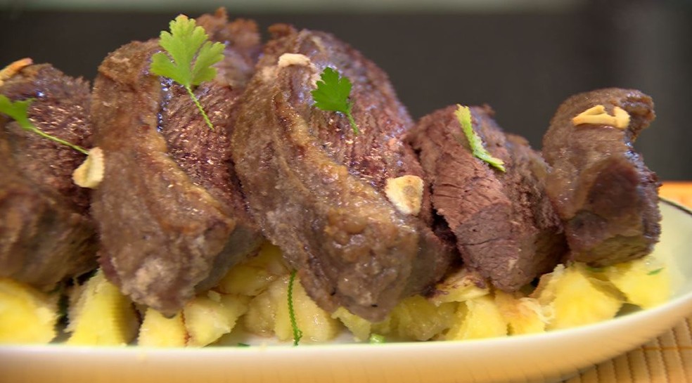 Picanha ao forno é acompanhada de mandioca. — Foto: Terra da Gente/Arquivo Pessoal
