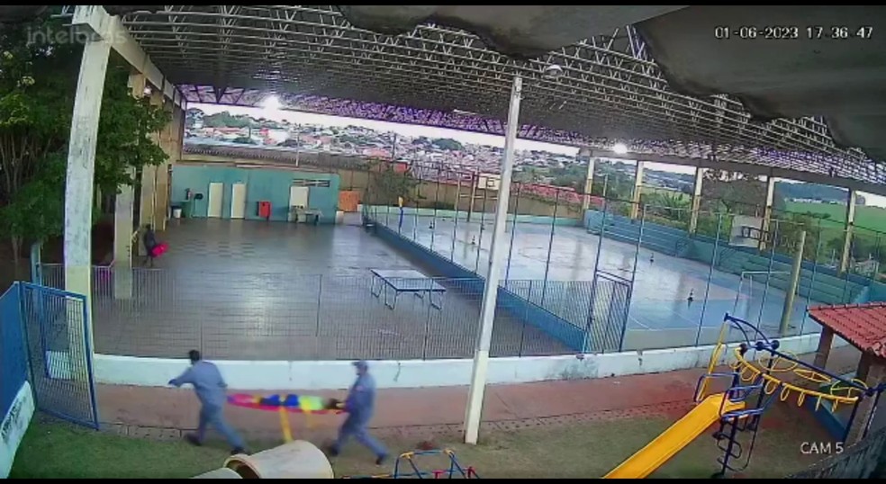 Câmeras de segurança registraram movimentação durante resgate de menino que morreu em acidente no playground de escola em Capão Bonito (SP) — Foto: Câmeras de segurança/Reprodução