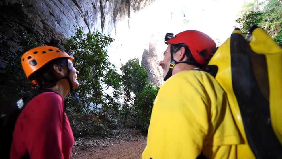 Ao fundo, no alto, a estalactite que é recordista em extensão no mundo todo — Foto: Reprodução/TV Globo