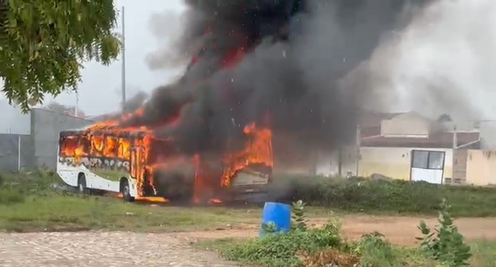 Dois ônibus foram incendiados em Areia Branca nesta quarta (15) — Foto: Reprodução