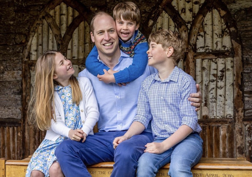 Príncipe William com os filhos, George, Charlotte e Louis — Foto: Millie Pilkington