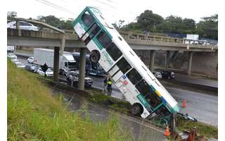 Acidente com ônibus na Br 324, em Salvador, BA, nesta segunda -feira, 19