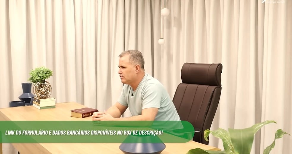 Em vídeo no YouTube, pastor pedia dinheiro para fiéis em troca de 'presentes' — Foto: YouTube/Reprodução