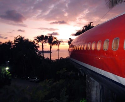 Homem transforma avião abandonado em hotel com vista para o mar e diária de  quase R$ 2 mil; veja fotos