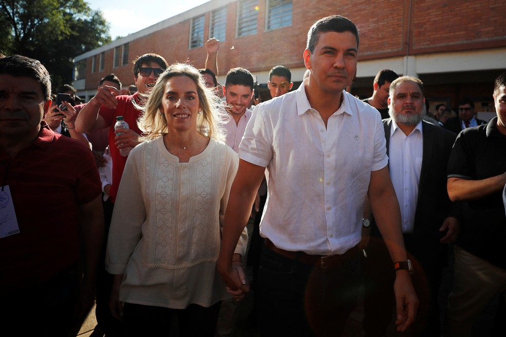 Santiago Peña e a mulher em 30 de abril de 2023 — Foto: Agustin Marcarian/Reuters