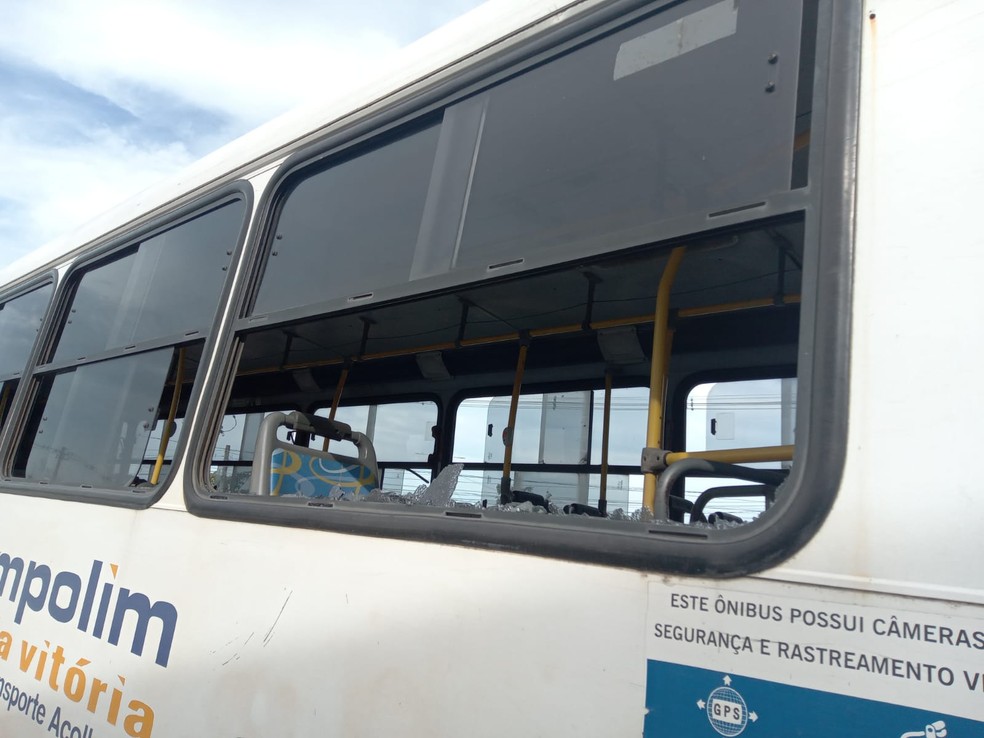 Após ataque a ônibus, empresa retira veículos de circulação — Foto: Cedida