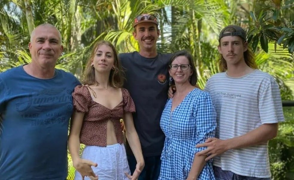 Josh (ao centro) com a família — Foto: Reprodução