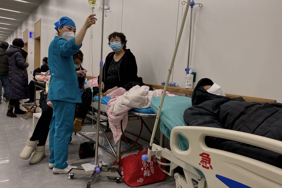 Pacientes com Covid são atendidos no Hospital Nankai, em Tianjin, no Norte da China — Foto: Noel Celis / AFP