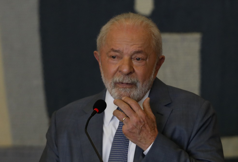 O presidente Lula (PT) não tem o dedo "mindinho" da mão esquerda. Na foto, ele aparece durante a primeira reunião do Conselhão em 2023 — Foto: Cristiano Mariz/Agência O Globo/04-05-2023