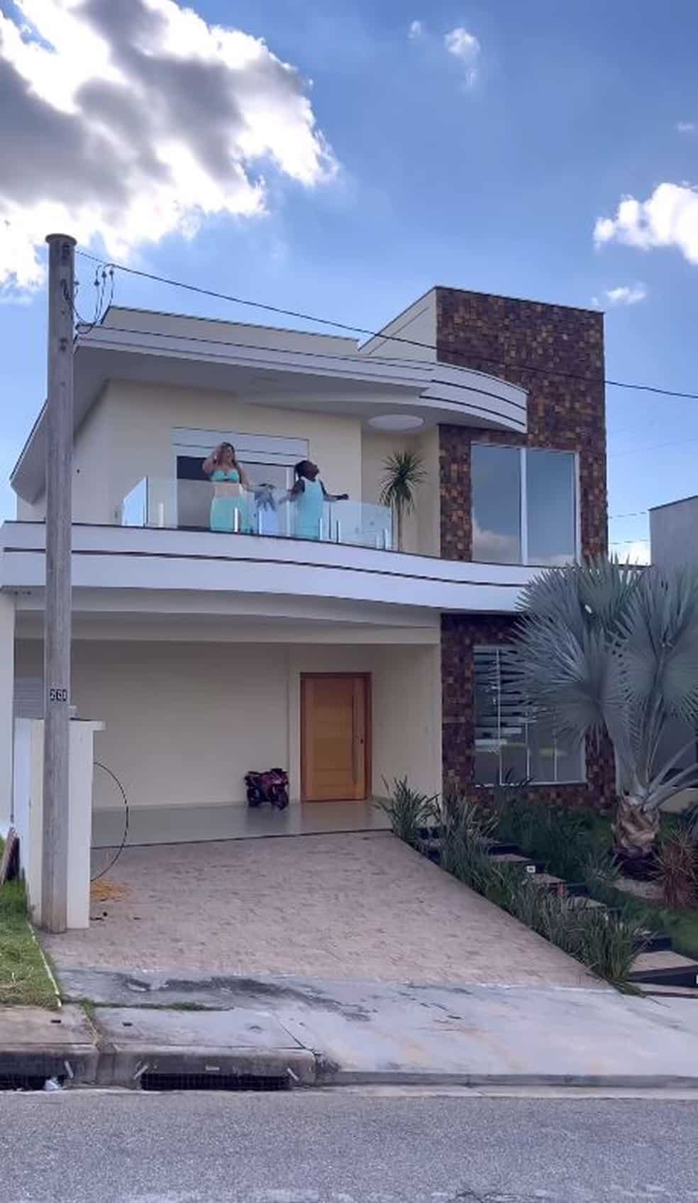 Neném, Thais Baptista e a filha Valentina — Foto: rep/ instagram