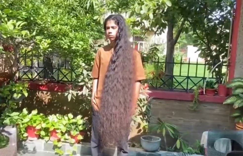 Conheça o adolescente que entrou para o Guinness por ter o cabelo mais comprido do mundo — Foto: Reprodução Newsflare via Reuters