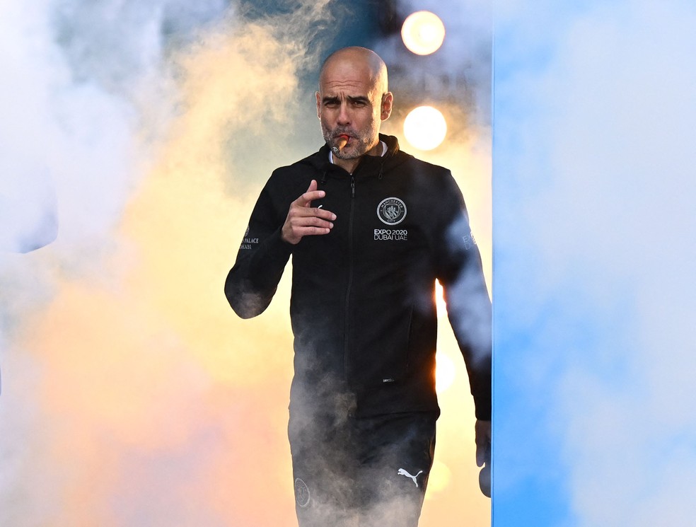 Pep Guardiola comemora título do Manchester City — Foto: Oli Scarff / AFP