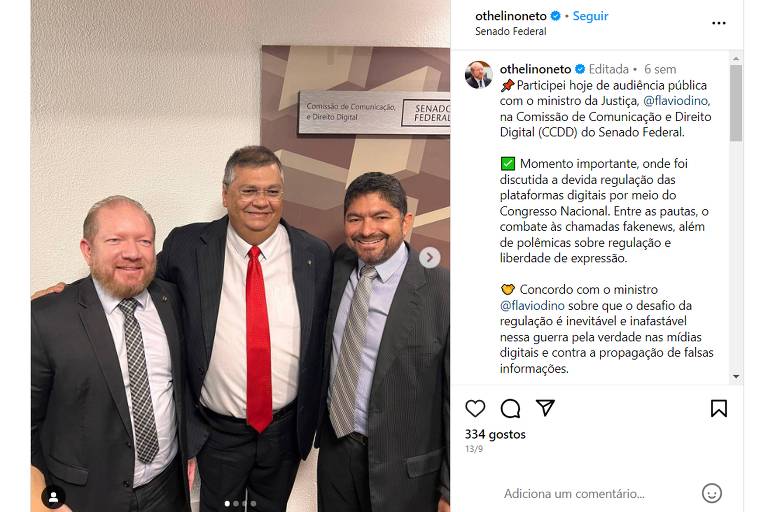 A imagem mostra uma publicação feita na rede social Instagram; na foto, é possível ver três homens de terno, em pé, sorrindo.