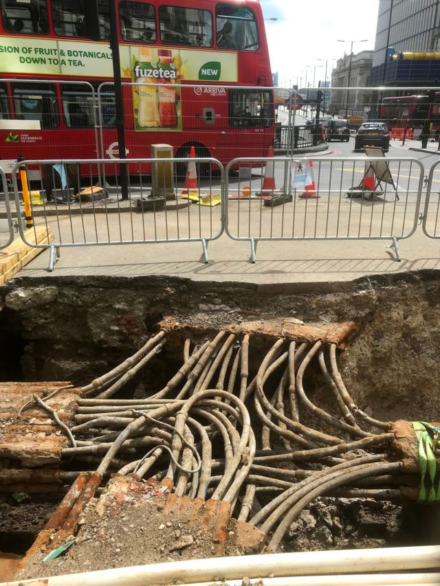 Cabos e canos subterrâneos ficam expostos durante obras nas ruas de Londres