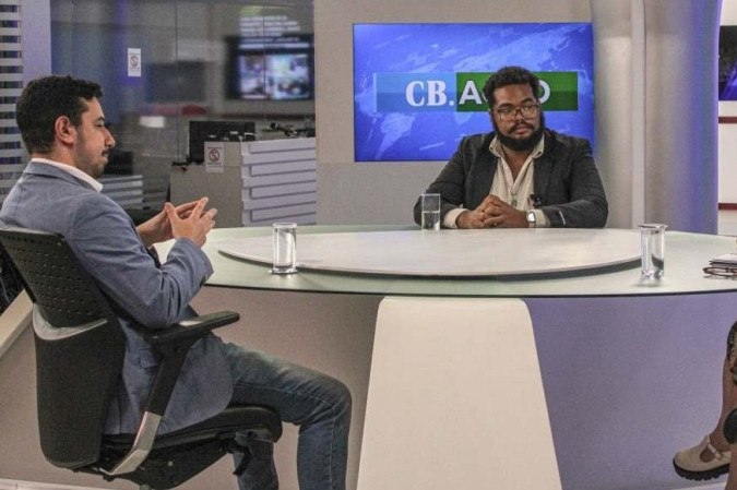 Victor Batista (à esquerda) e Leonardo Julio (ao centro): informações sobre condições do solo e presença de pragas, por exemplo, permitem ação imediata para evitar prejuízos  -  (crédito:  Kayo Magalhães/CB/D.A Press)