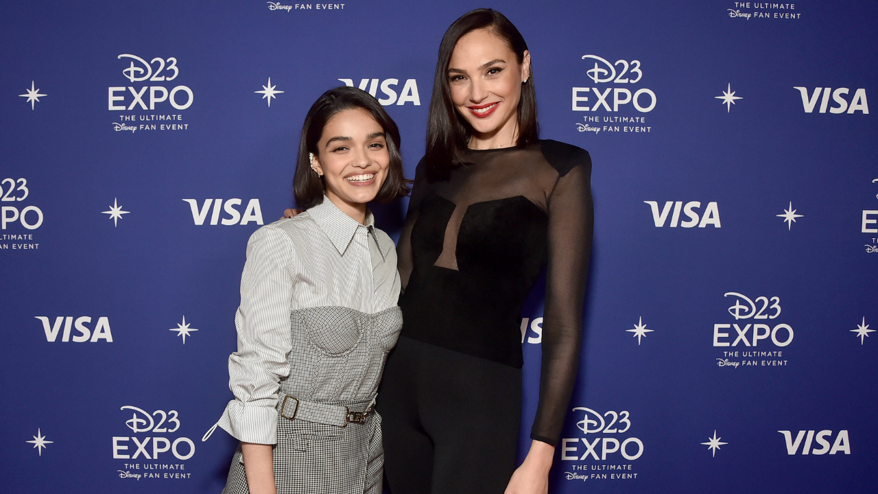 Rachel Zegler e Gal Gadot na D23 Expo de 20222