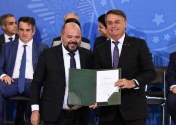 Foto: José Carlos Oliveira assinando o termo de posse como Ministro do Trabalho e Previdência.