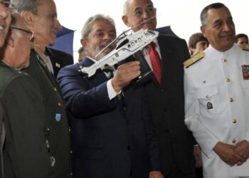 Foto: José Cruz/Arquivo/ Agência Brasil O presidente Luiz Inácio Lula da Silva estuda colocar diplomatas no lugar de quatro militares como ajudantes de ordens. Tradicionalmente, esse posto é ocupado por jovens oficiais tidos como promissores da Marinha, do Exército e da Aeronáutica. 