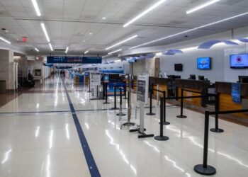 Foto: Os balcões de check-in no Aeroporto Internacional de Palm Beach estão praticamente vazios / Damon Higgins/The Palm Beach Daily News/USA TODAY Network.