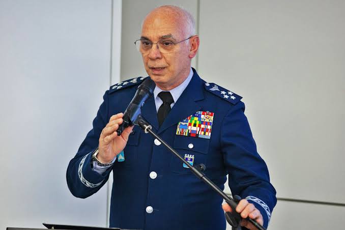 Novo comandante da Aeron utica recebeu mais de R 1 milh o em