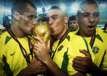 Foto: Rivaldo, Ronaldo e Gilberto Silva celebram o Penta. ALEX LIVESEY (GETTY).