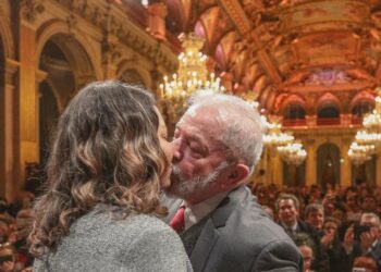 Foto: O ex-presidente Lula (PT) beija a noiva, Janja Silva, em evento junto à prefeita de Paris, Anne Hidalgo, na França, em novembro. Imagem: Reprodução/Twitter.