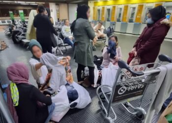 Centenas de afegãos com visto humanitário “alojados” no mezanino do Terminal de Passageiros 2 no Aeroporto de Guarulhos/ Divulgação.