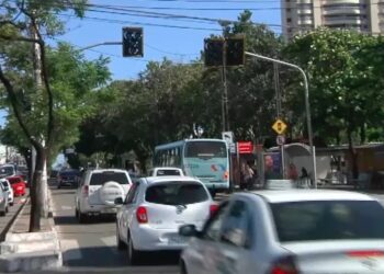 Semáforos seguem desligados na via — Foto: TVM/Reprodução.