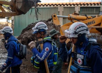 Socorristas da Cruz Vermelha da Venezuela participam de ações de resgate após fortes chuvas em Las Tejerías, em outubro de 2022| Foto: EFE/Miguel Gutiérrez.