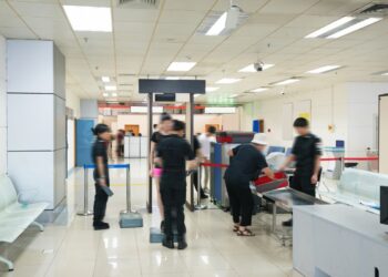 Área de inspeção aeroportuária – Imagem ilustrativa – Fonte: gjp1991, via Depositphotos.