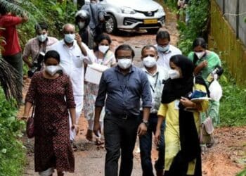 Equipes saíram às ruas de cidades de Kerala colhendo amostras para testes — Foto: REUTERS via BBC.